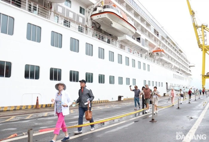 Đà Nẵng đã đón 800 khách du lịch đến bằng đường biển trên du thuyền Crystal Symphony.