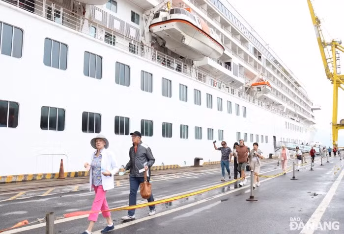 Đà Nẵng đã đón 800 khách du lịch đến bằng đường biển trên du thuyền Crystal Symphony.