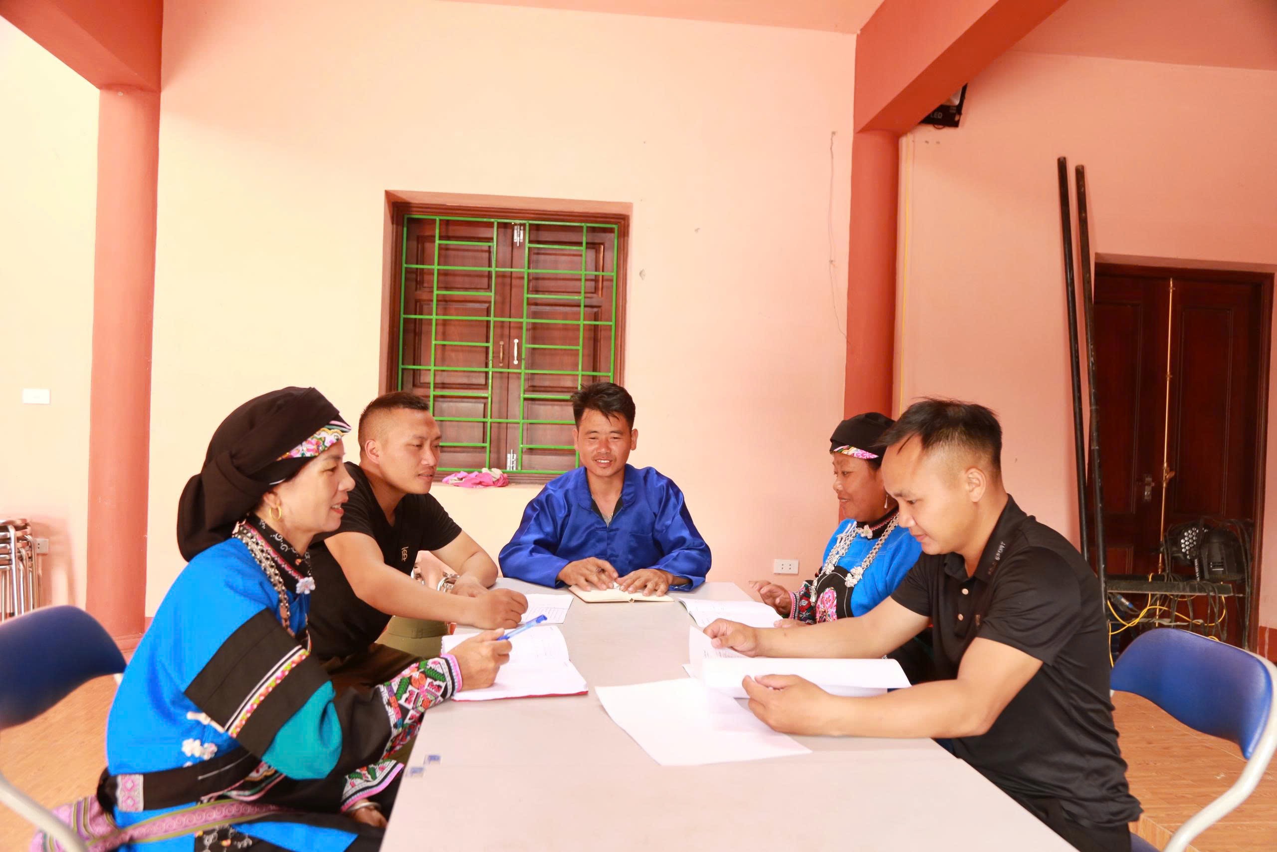 Trưởng thôn, Bí thư Chi bộ Lồ Củi Thàng tuyên truyền, vận động người dân trong thôn tích cực phát triển kinh tế, xây dựng nông thôn mới. z7015666493042-b9c9b0f8498a94975aba8421d7818519.jpg