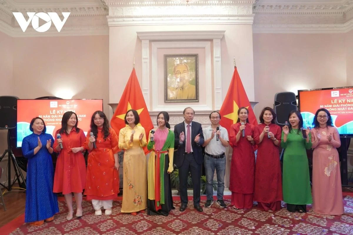 Buổi lễ kết thúc với không khí rộn ràng cùng bài hát "Như có Bác Hồ trong ngày vui đại thắng".