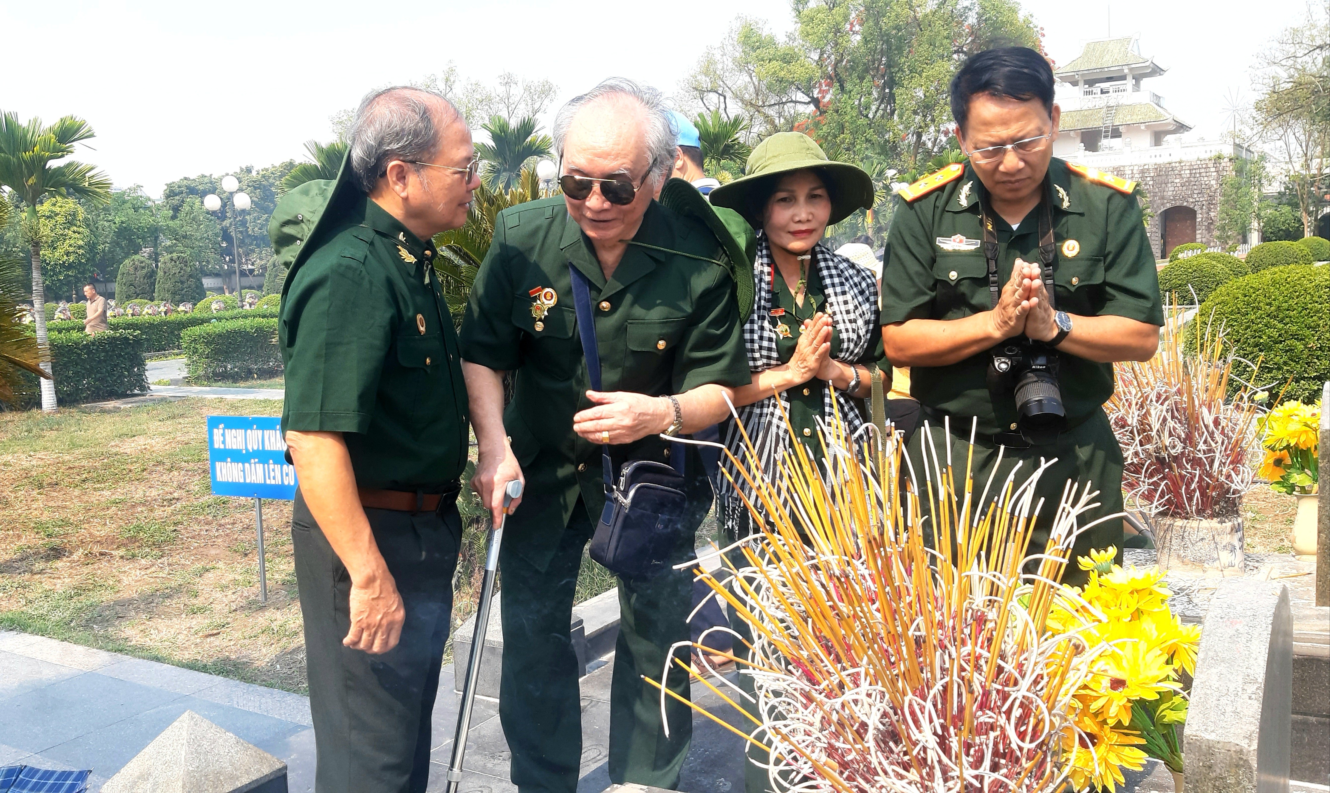Cựu chiến binh Hội Văn học - Nghệ thuật tỉnh Lào Cai thắp nén tâm hương tại Nghĩa trang Liệt sĩ quốc gia A1 - Điện Biên Phủ. 20240428-093928.jpg