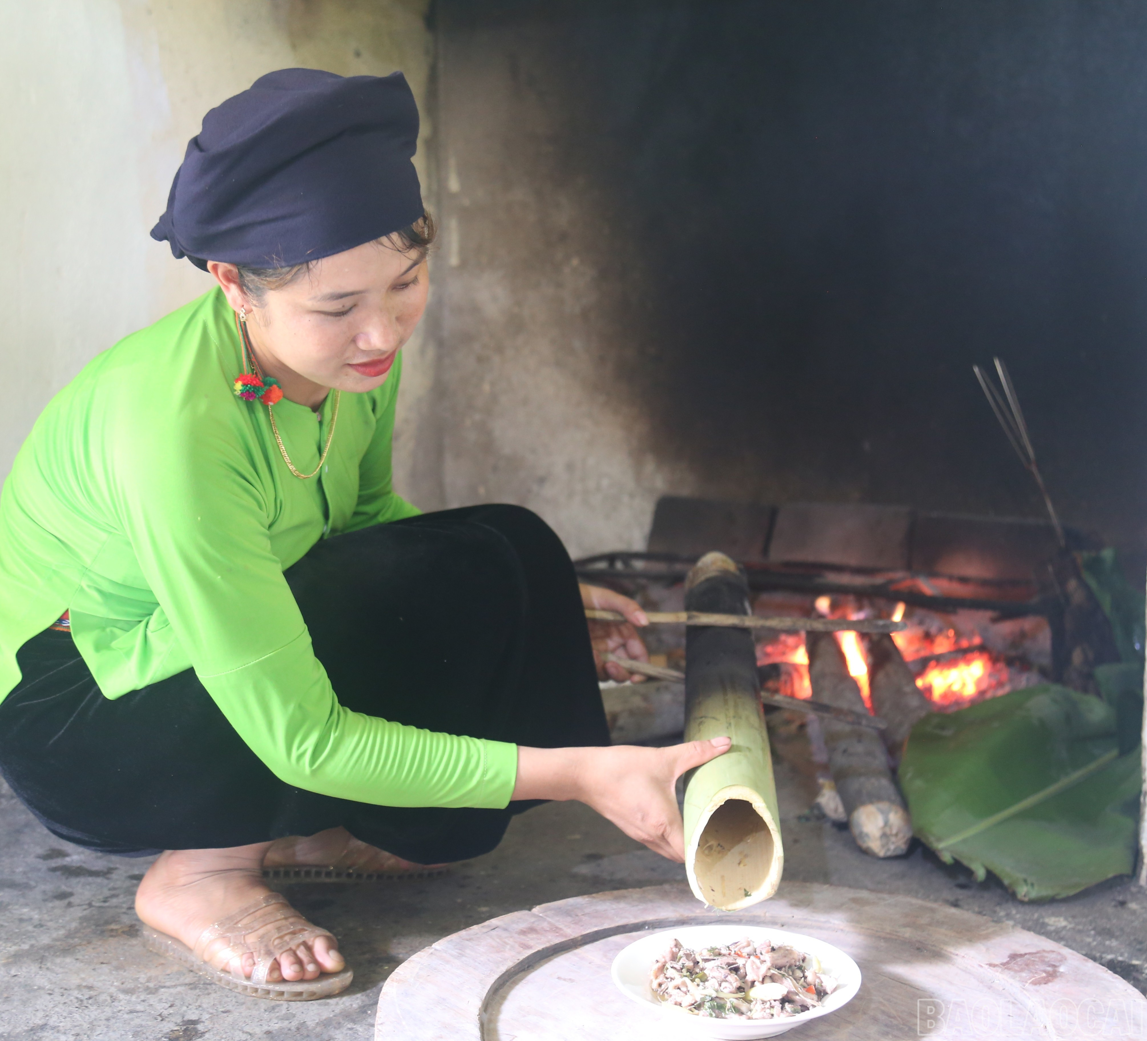 Phụ nữ Tày Nghĩa Đô chế biến món vịt bầu lam. Ảnh: Kiều Lê baolaocai-br_img-2195-8663.jpg