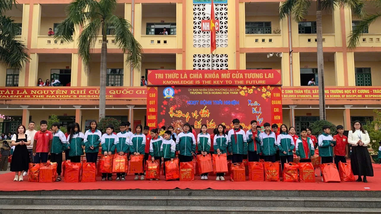 anh-3-nha-truong-tang-20-xuat-qua-cho-hoc-sinh.jpg