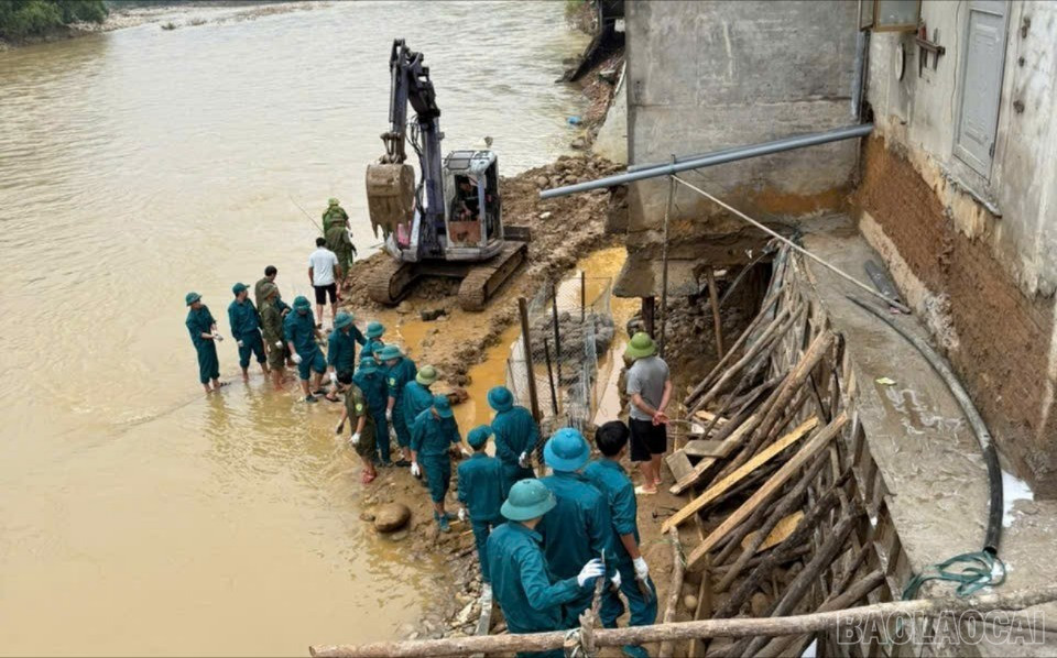 Ngay sau khi lũ rút, lực lượng cứu hộ địa phương đã giúp các gia đình làm kè tạm gia cố móng nhà. baolaocai-br_giup-do.jpg