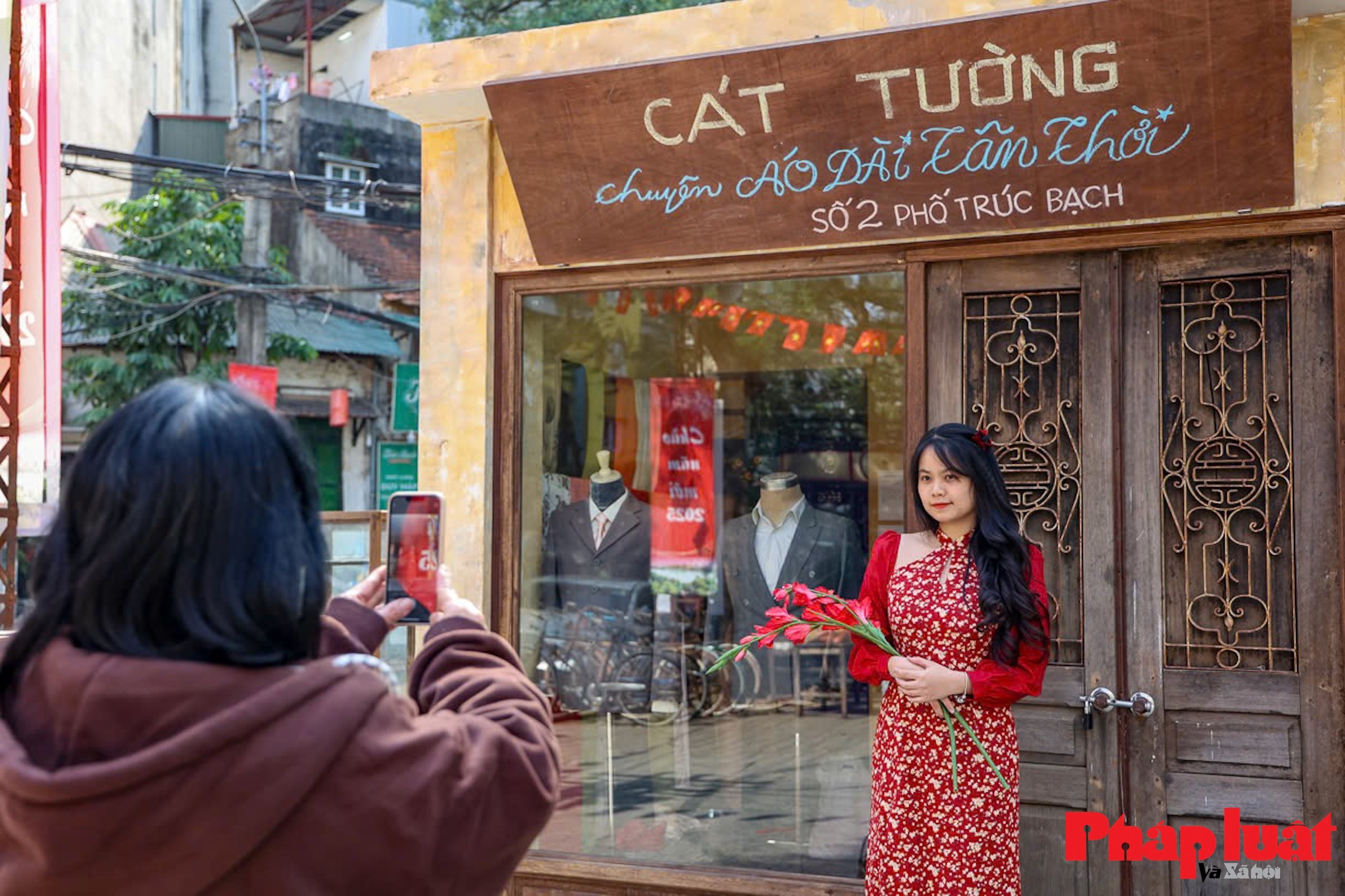 Mỗi góc phố xưa ở Đảo Ngọc - Ngũ Xã được phục dựng theo phong cách xưa, chỉ cần đứng ở góc nào cũng có ảnh đẹp mang phong vị Tết xưa. Mỗi góc phố xưa ở Đảo Ngọc - Ngũ Xã được phục dựng theo phong cách xưa, chỉ cần đứng ở góc nào cũng có ảnh đẹp mang phong vị Tết xưa.