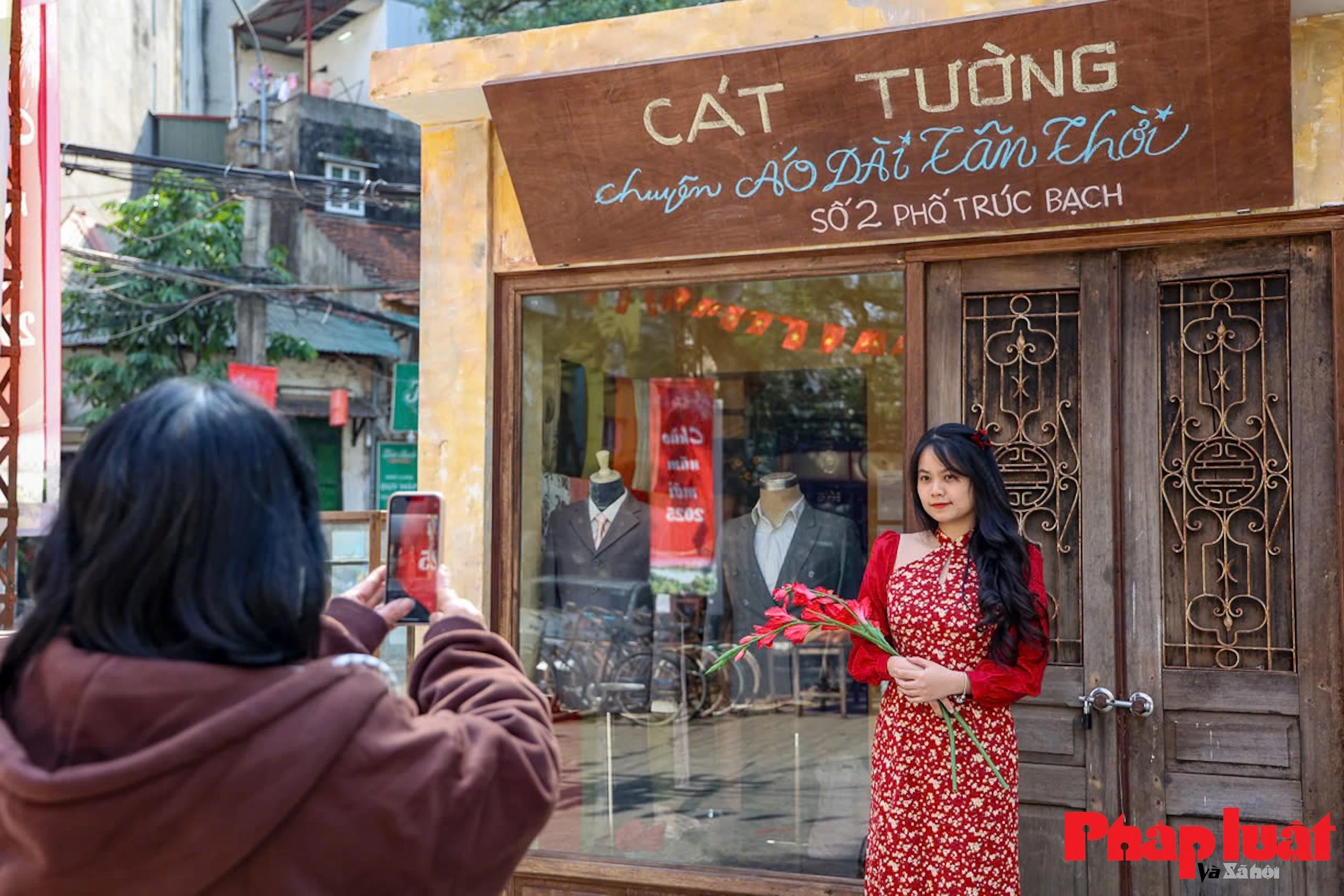 Mỗi góc phố xưa ở Đảo Ngọc - Ngũ Xã được phục dựng theo phong cách xưa, chỉ cần đứng ở góc nào cũng có ảnh đẹp mang phong vị Tết xưa.