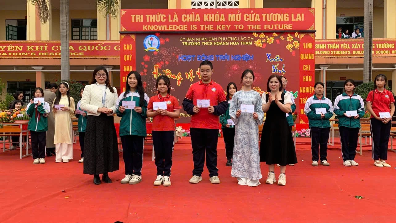 anh-11-trao-giai-cho-cac-tap-the-dat-giai-nhat-cuoc-thi-bay-mam-ngu-qua.jpg