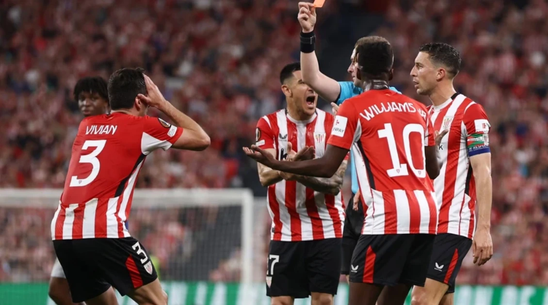 Tấm thẻ đỏ của Vivian là bước ngoặt của trận đấu.