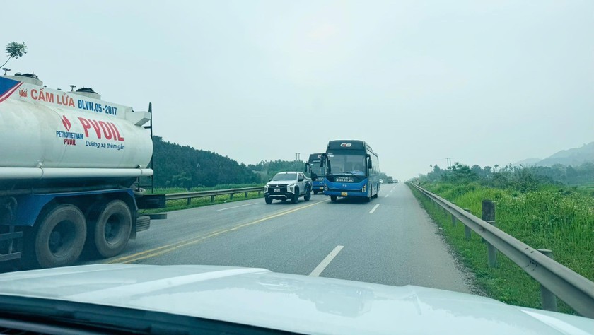 Hình ảnh ô tô khách G8 SaPa Open Tour lấn làn vượt ẩu trên cao tốc Nội Bài - Lào Cai. 492227745-1238376318295049-4300634618394825116-n-1-5345-9439.jpg