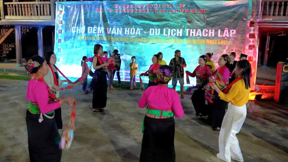 Đêm chợ phiên đã trở thành điểm đến thú vị trong hành trình khám phá, trải nghiệm của du khách khi về với Lập Thắng. Đêm chợ phiên đã trở thành điểm đến thú vị trong hành trình khám phá, trải nghiệm của du khách khi về với Lập Thắng.