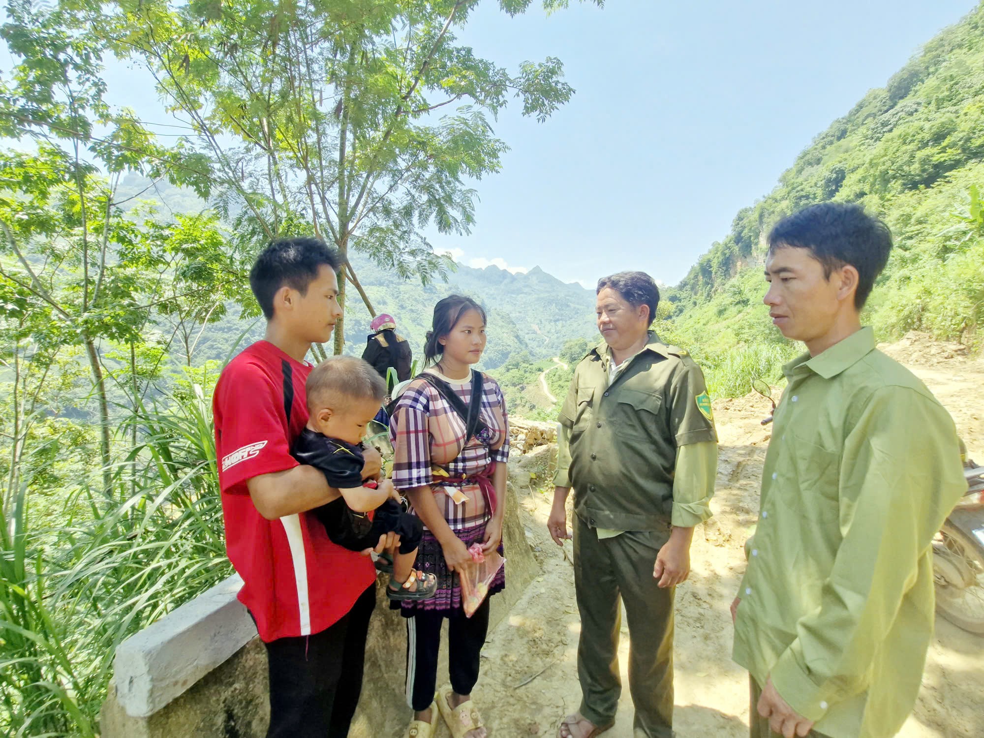 Anh Sừ và thành viên Tổ Bảo vệ An ninh trật tự thôn tuyên truyền với người dân về đảm bảo an toàn khi tham gia giao thông. 1-11.jpg