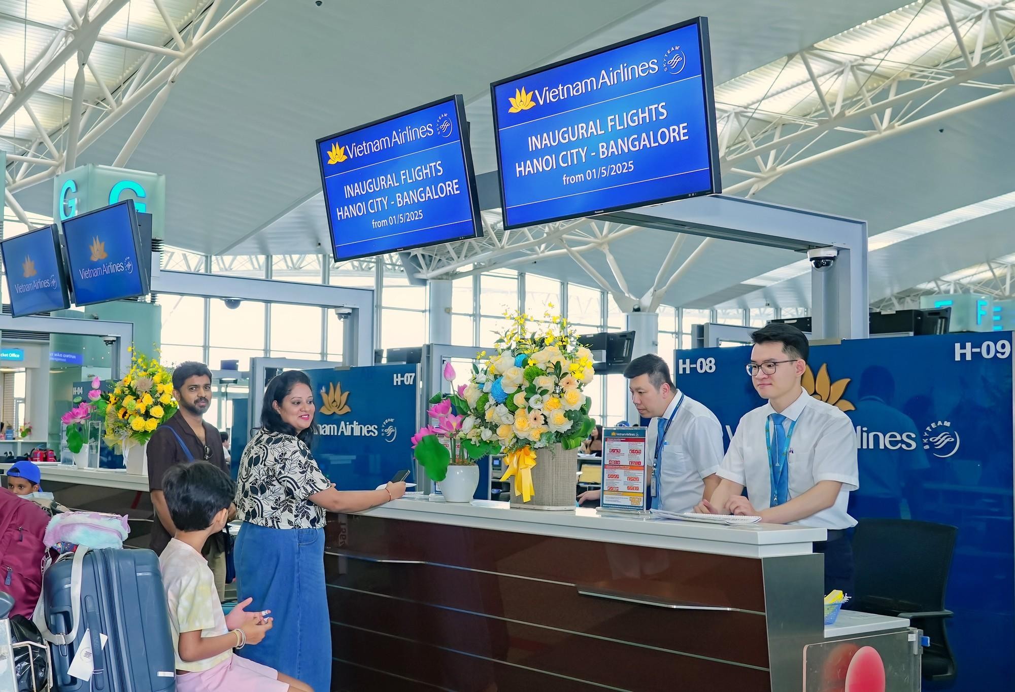 Vietnam Airlines chính thức khai trương đường bay thẳng kết nối Hà Nội với Bengaluru, trung tâm công nghệ hàng đầu của Ấn Độ. Vietnam Airlines chính thức khai trương đường bay thẳng kết nối Hà Nội với Bengaluru, trung tâm công nghệ hàng đầu của Ấn Độ.