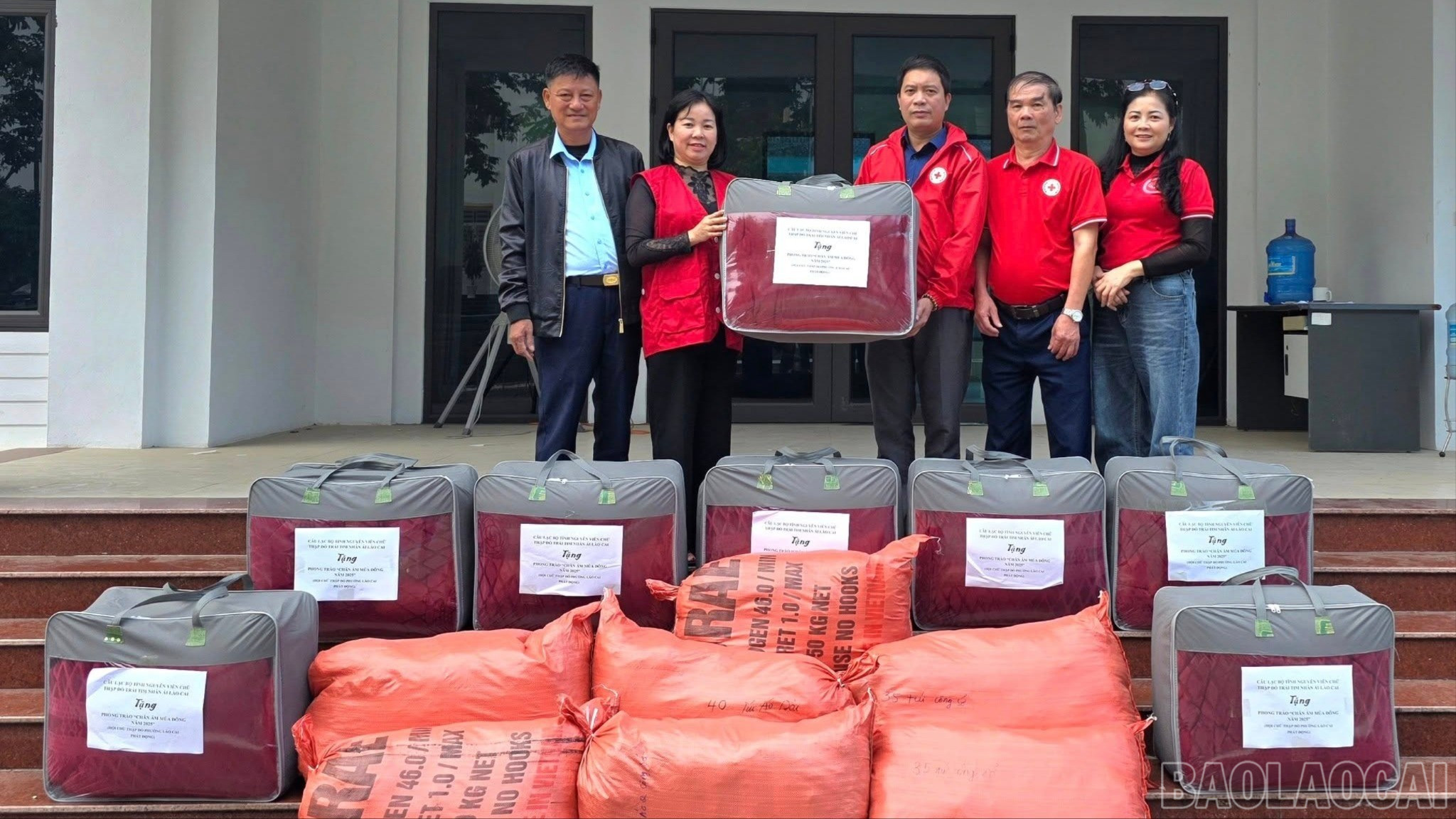 Als reactie op de warme dekenbeweging van het Rode Kruis in Lao Cai Ward. baolaocai-br_597481059-2997797430610815-1843051213654425499-n-3489.jpg