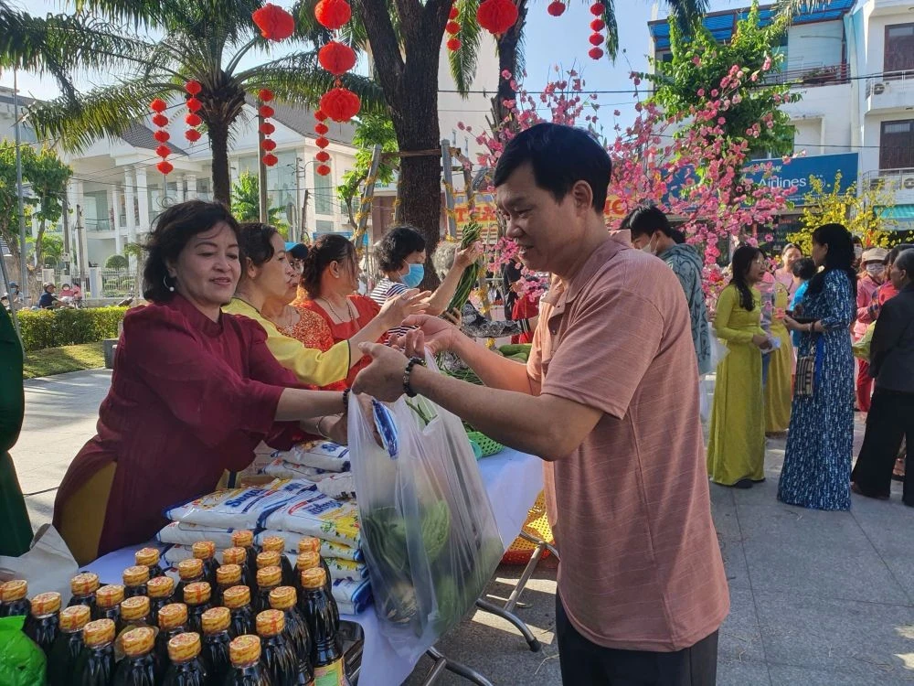 Hội Phụ nữ phường Phú Cường với hoạt động từ thiện mùa lễ hội.