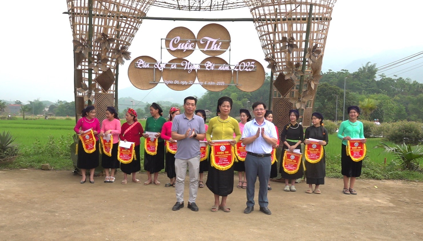 Trao giải cho các đội thi. 7-1.jpg