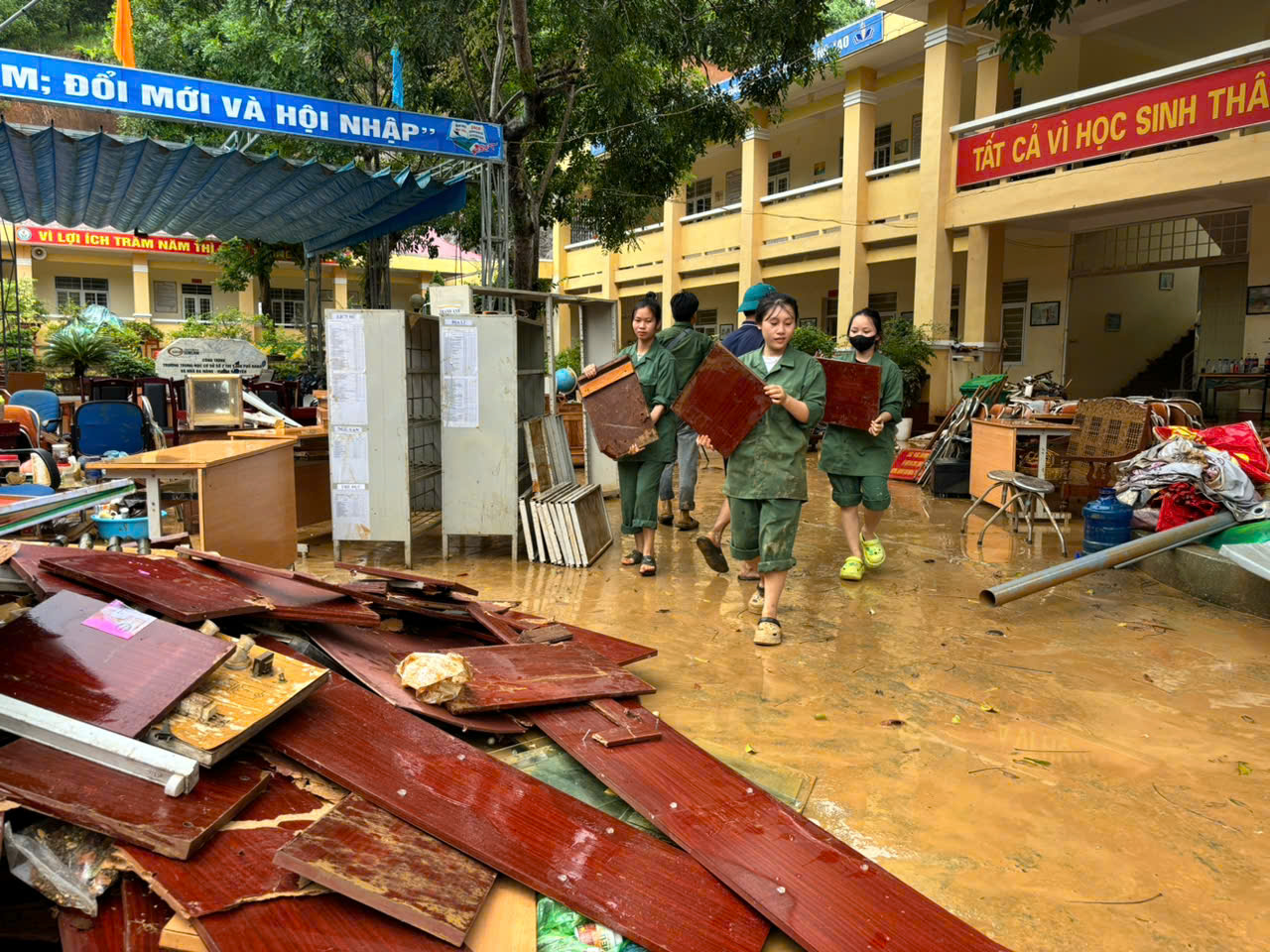 Khắc phục sau lũ tại Trường THCS số 2 Phố Ràng. Đội tình nguyện trường cao đẳng Lào Cai hỗ trợ trường THCS số 2 Phố Ràng.jpg