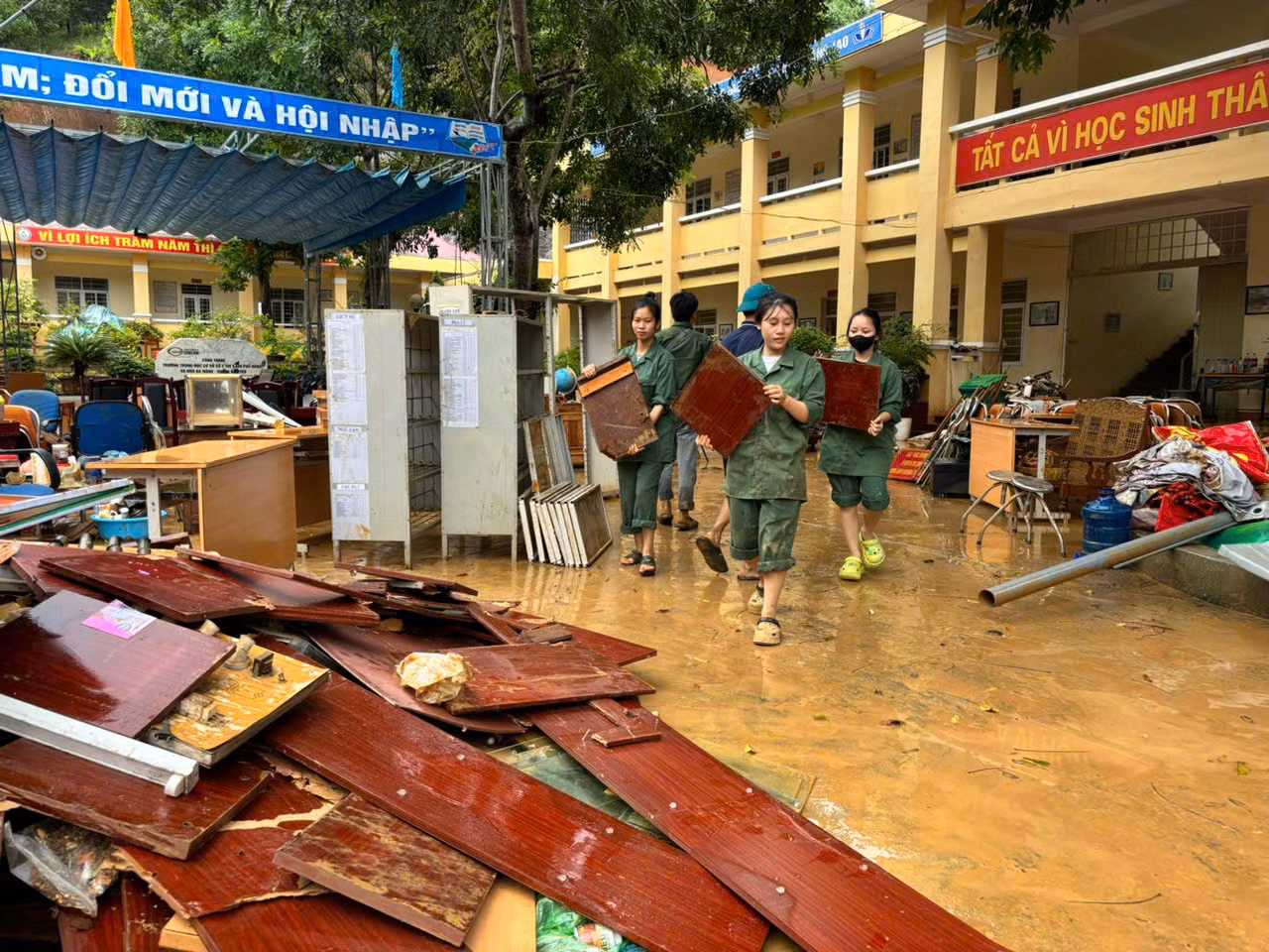 Đội tình nguyện trường cao đẳng Lào Cai hỗ trợ trường THCS số 2 Phố Ràng.jpg