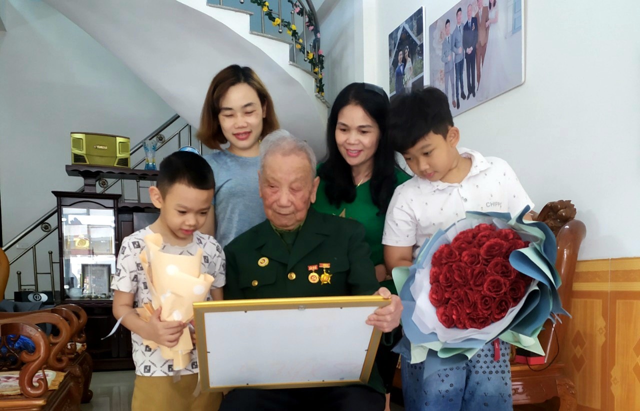 Cựu chiến binh Vương Văn Phiệt bên con cháu. 20240408-211737-1.jpg