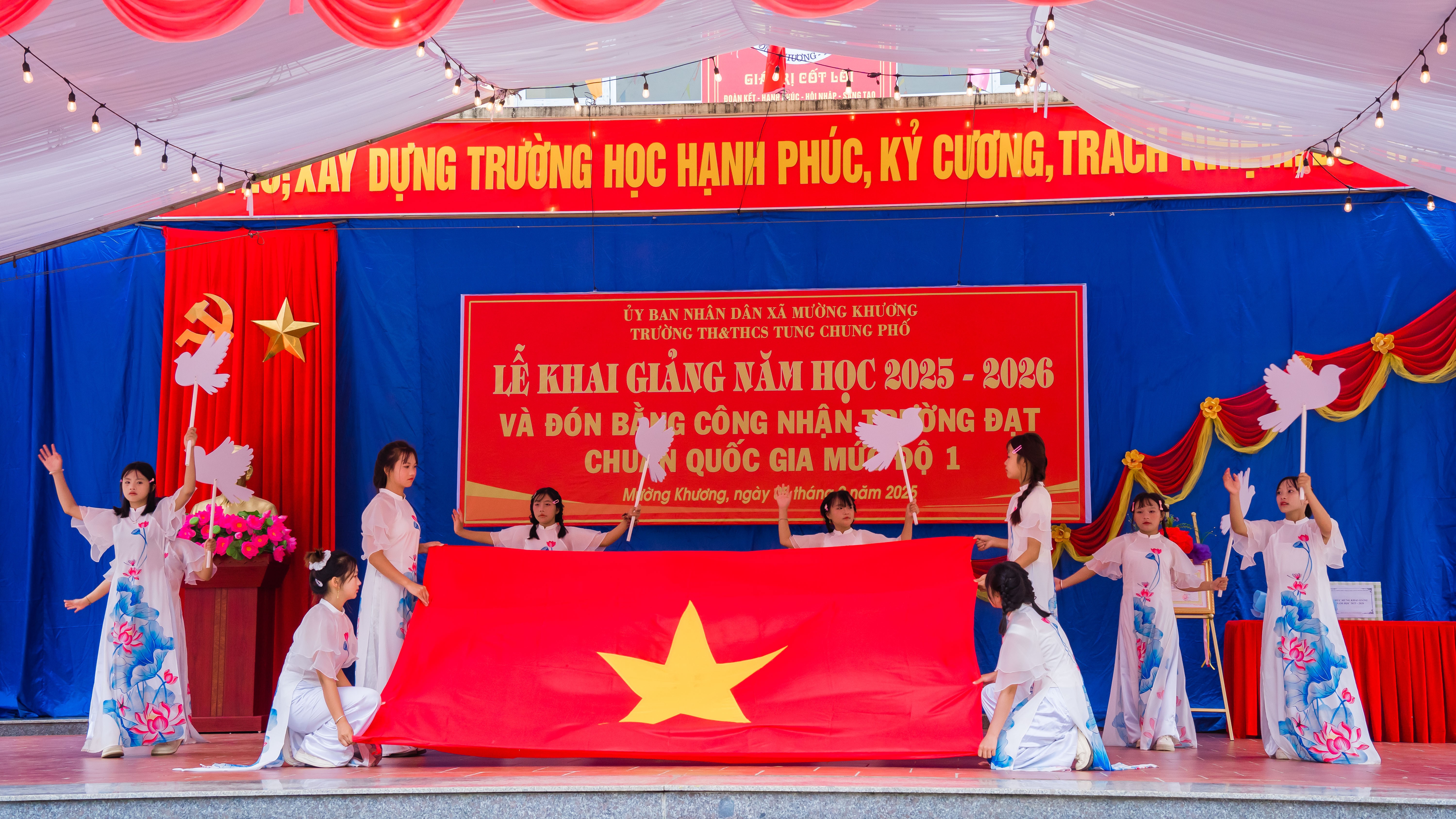 Văn nghệ chào mừng Lễ khai giảng năm học mới.