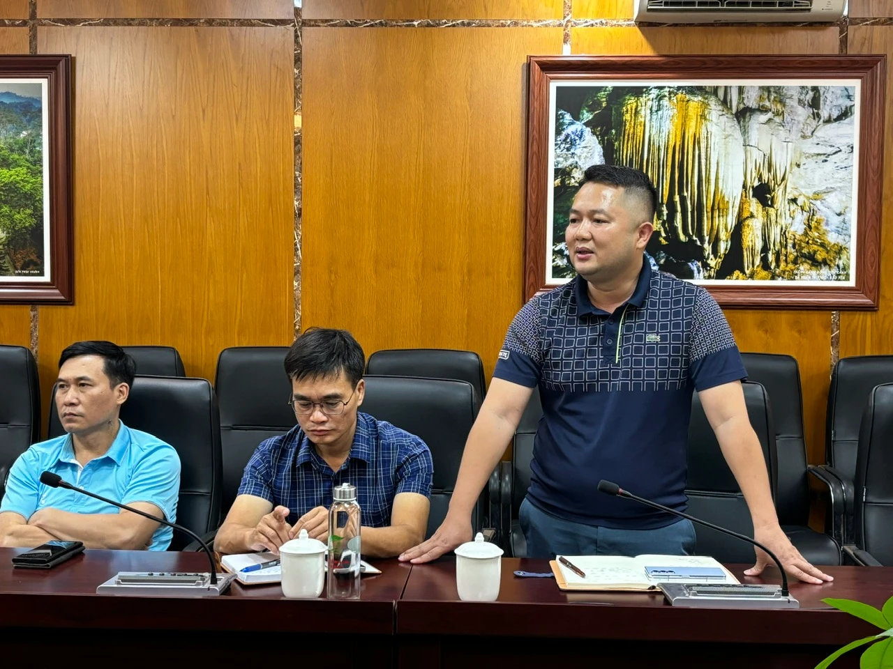 Lãnh đạo Công an huyện báo cáo triển khai công tác tìm kiếm cứu nạn.jpg