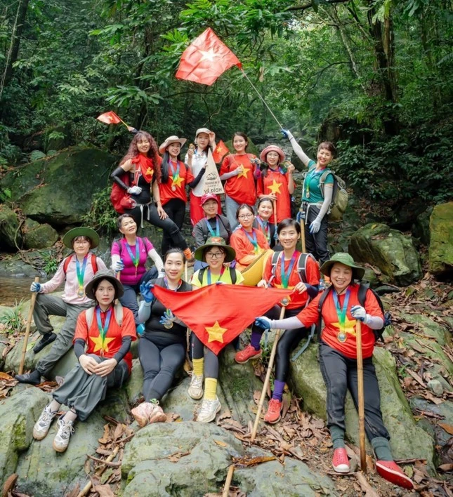 Mặc áo cờ đỏ sao vàng và cầm cờ Tổ quốc trong quá trình đi bộ xuyên rừng cũng là cách thể hiện tình yêu nước của bạn trẻ những ngày này.