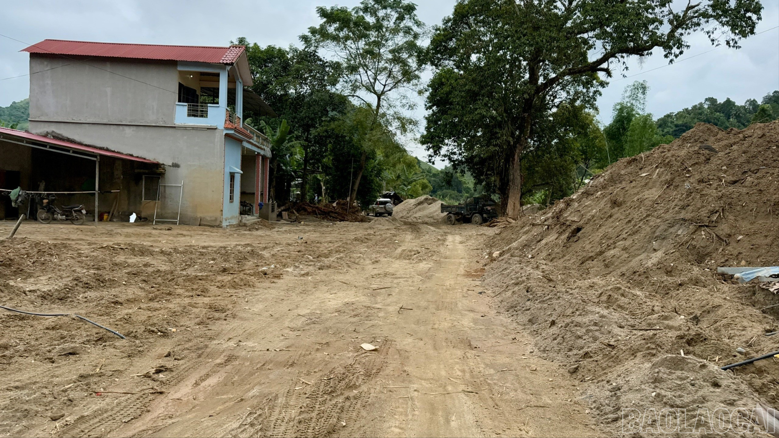 Cát sỏi phủ lấp các tuyến đường, nhà cửa đang được thu gom. baolaocai-br_br-z7162988184978-053a29c5c176dd868d15b9b5ef96ec39.jpg