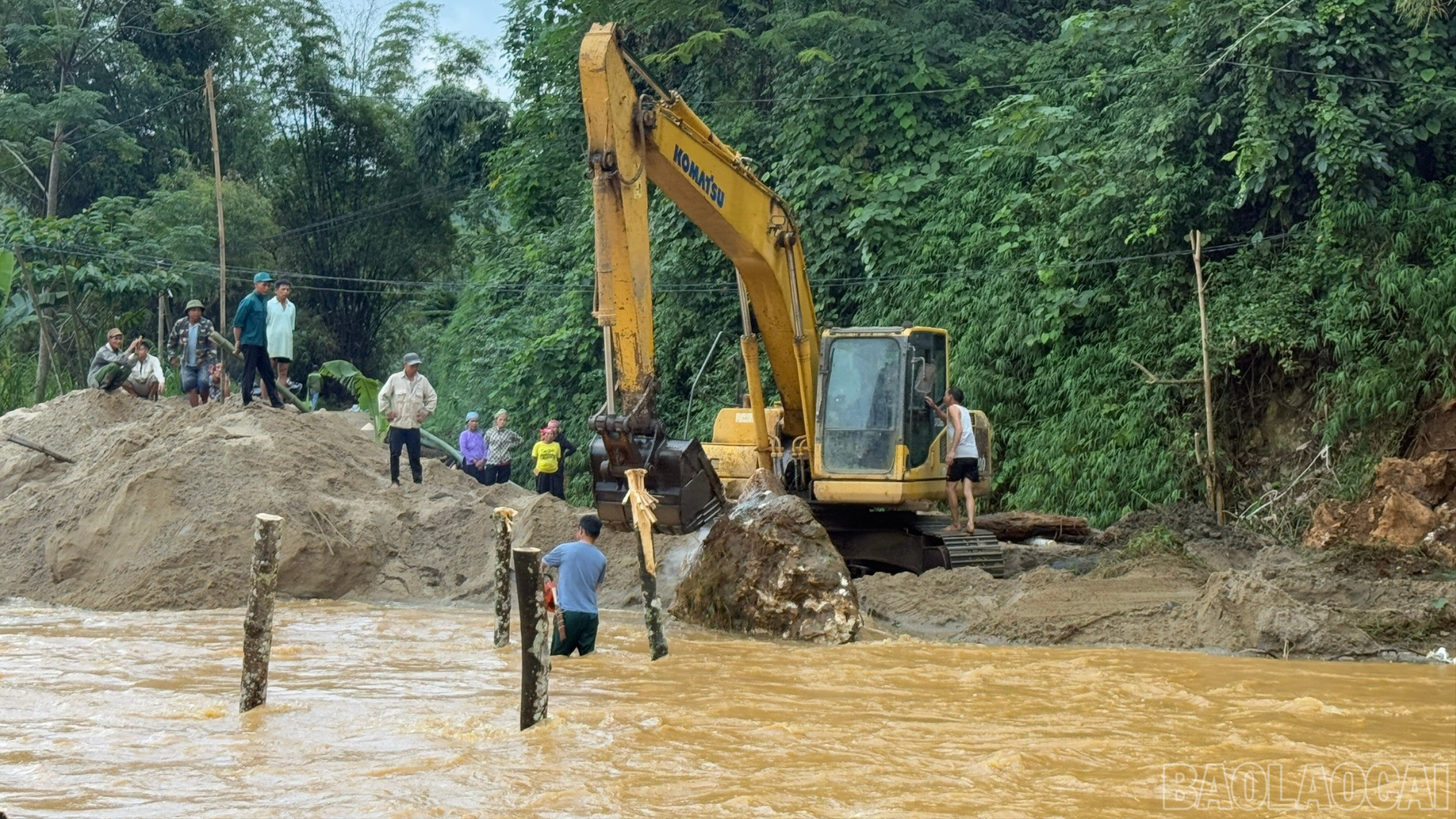 UBND xã Văn Bàn huy động lực lượng tại chỗ và máy xúc thu gom cát sỏi. baolaocai-br_br-z7119522679795-87a7b6126460d91970ceb21da270e0ff.jpg