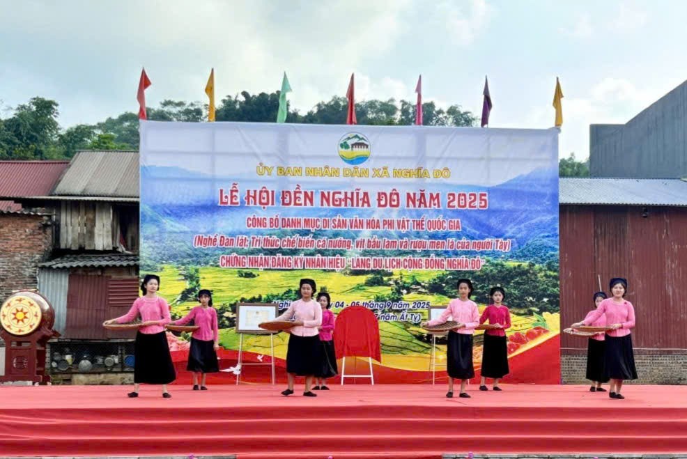 Tiết mục văn nghệ chào mừng Lễ hội. z6979506133394-c58a485bd13da92dd169fbb73caed1fb.jpg