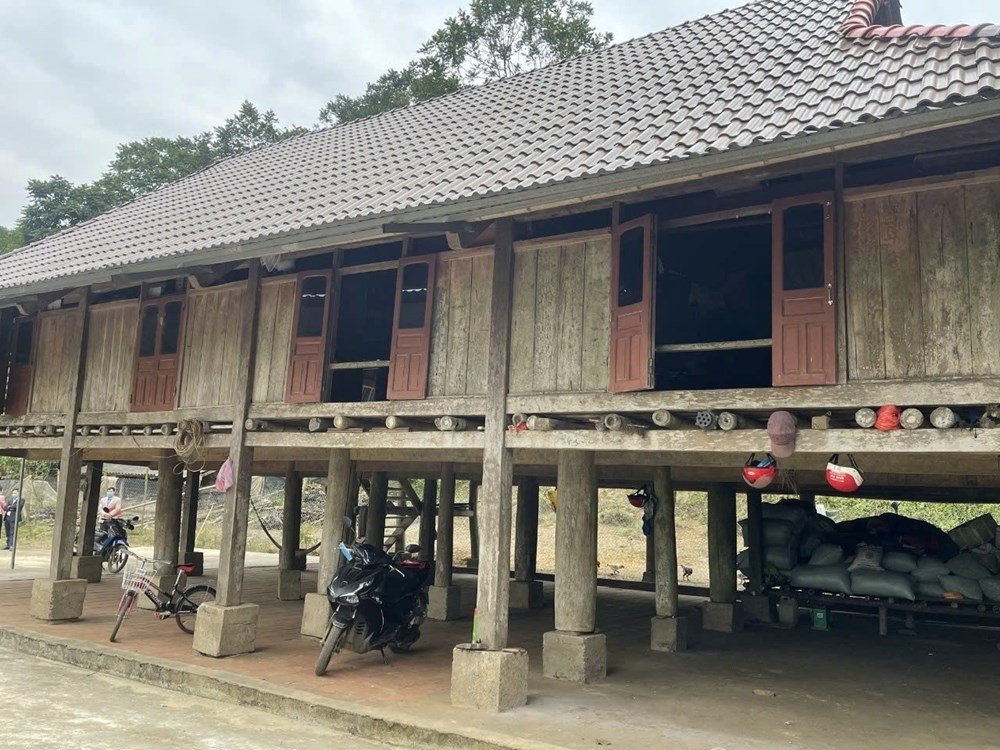 Ngôi nhà sàn gần 100 năm tuổi của gia đình bà Phạm Thị Sáu, thôn Lập Thắng, vẫn giữ nguyên kiến trúc ba gian hai chái đặc trưng. Ngôi nhà sàn gần 100 năm tuổi của gia đình bà Phạm Thị Sáu, thôn Lập Thắng, vẫn giữ nguyên kiến trúc ba gian hai chái đặc trưng.