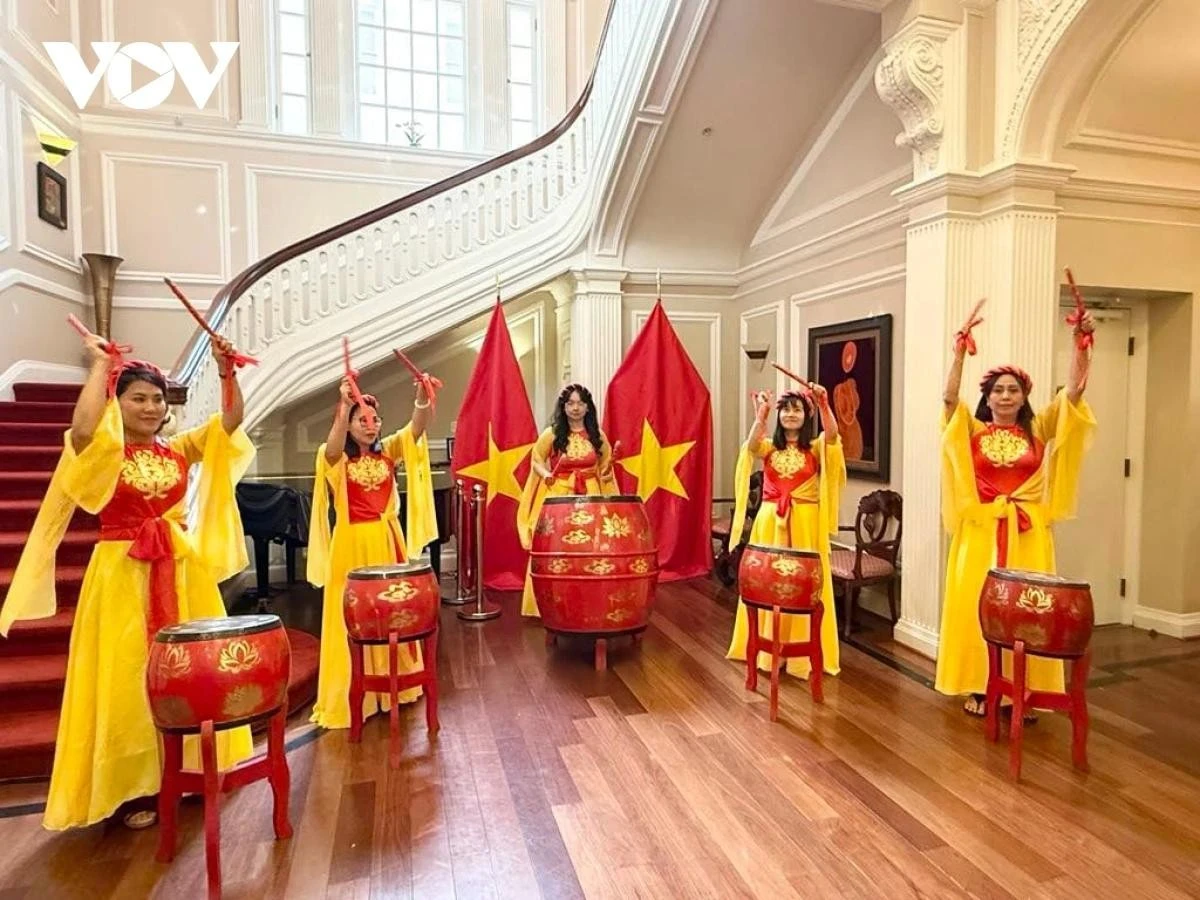 Tiết mục trống hội do các phu nhân cán bộ Đại sứ quán và các cơ quan bên cạnh trình diễn.