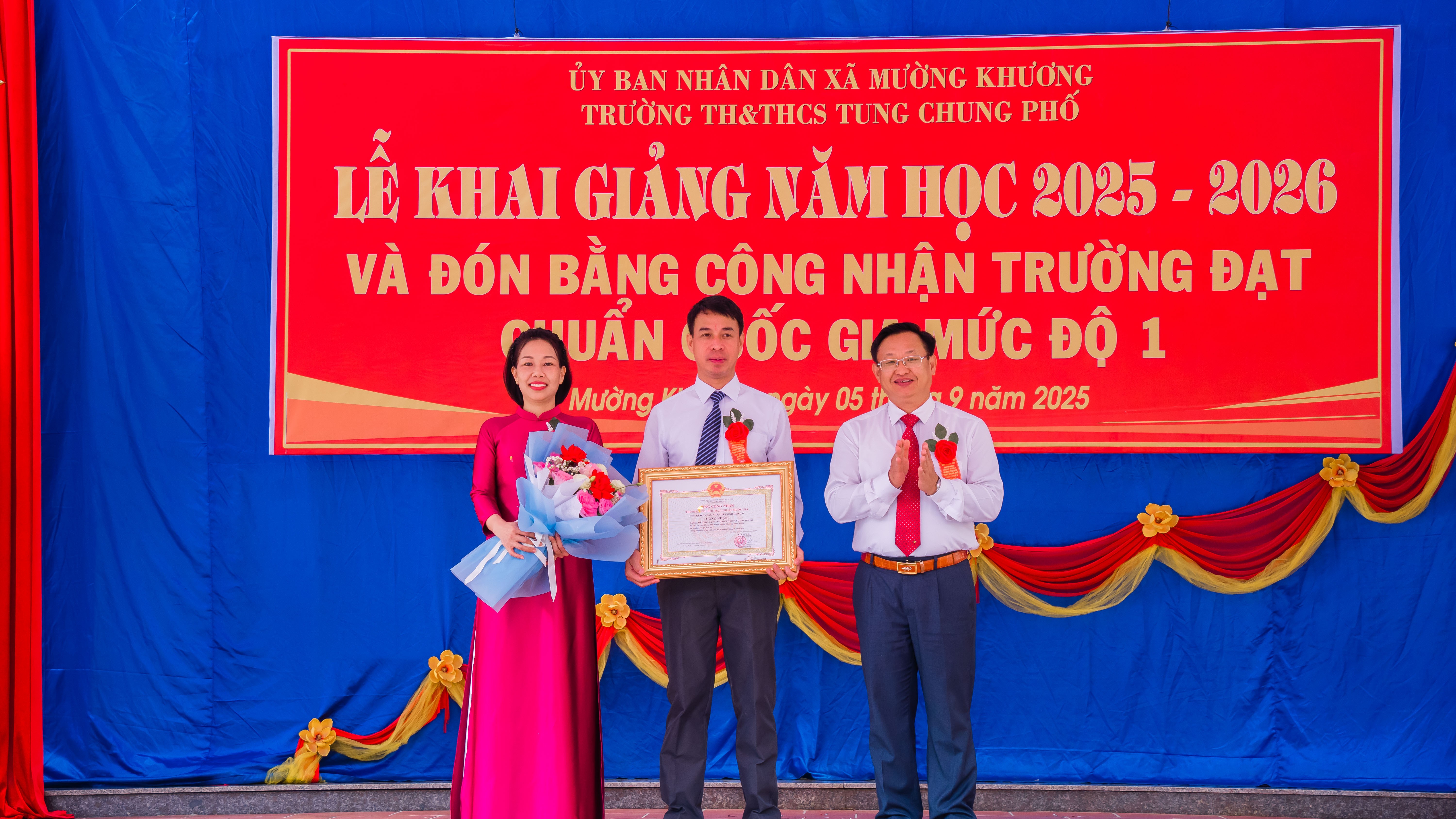 Bí thư Đảng ủy xã Giàng Seo Vần trao Bằng công nhận Trường TH&amp;THCS Tung Chung Phố đạt chuẩn quốc gia mức độ 1.