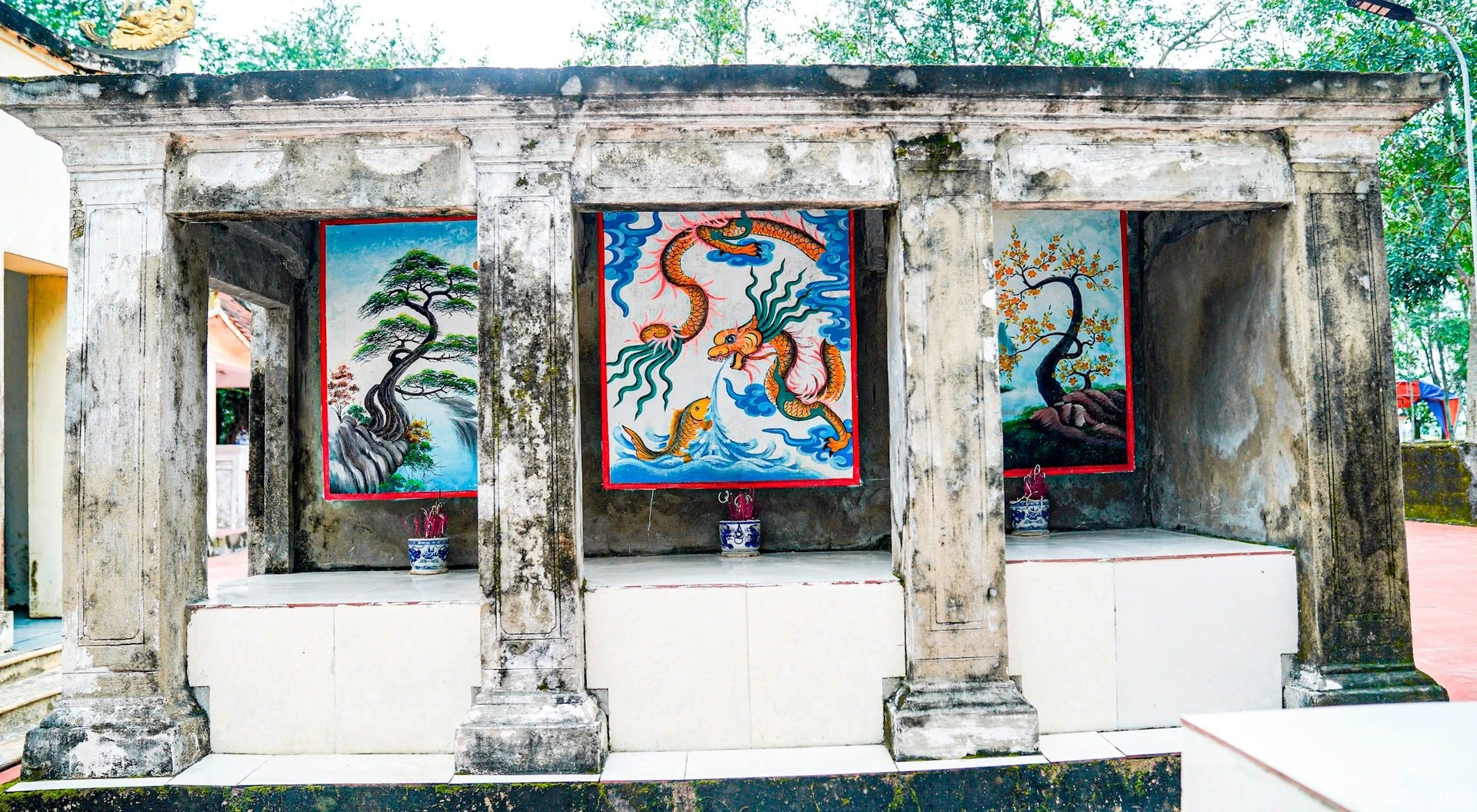 Thượng Điện là nơi thờ các vị thiên thần và nhân thần, trong đó nổi bật là thần Rắn - Long Vương, được tôn xưng là Thượng Thượng Thượng Đẳng Thần. Đây là trung tâm tâm linh của cả vùng, nơi lưu giữ các giá trị văn hóa và lịch sử độc đáo.