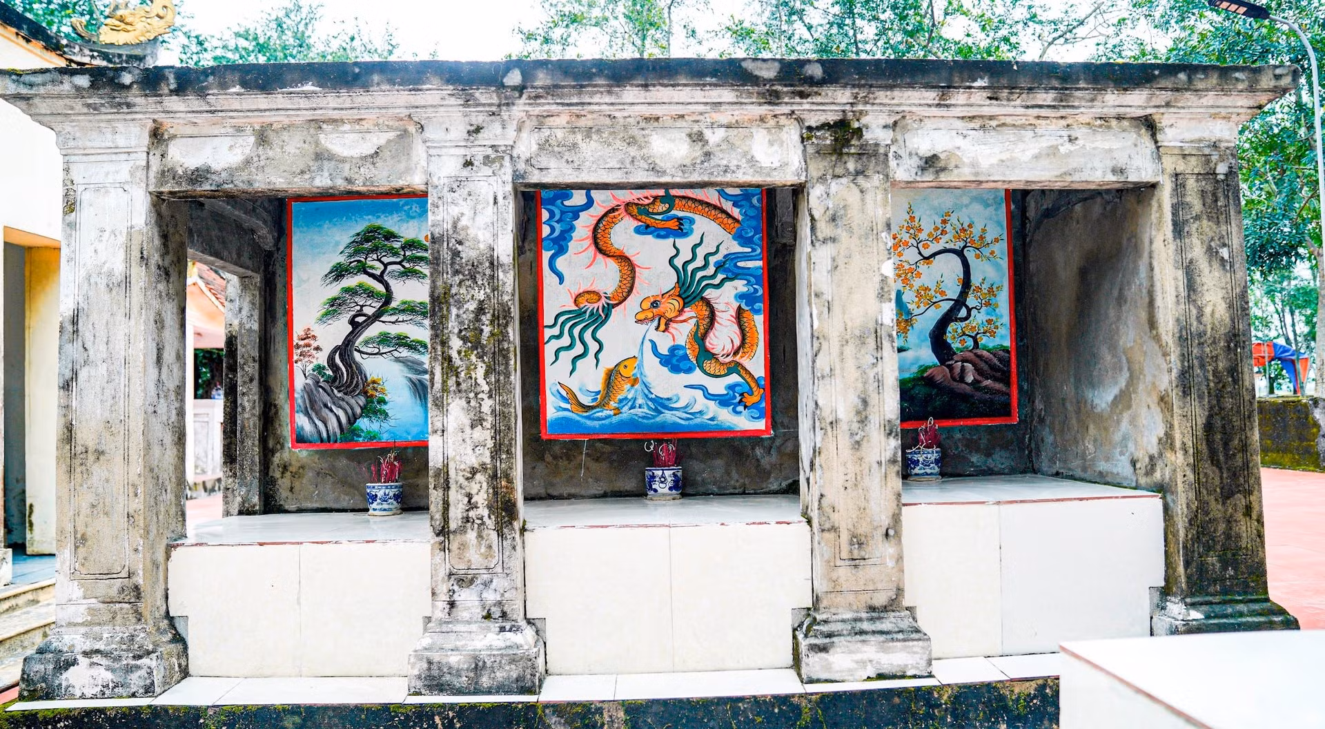 Thượng Điện là nơi thờ các vị thiên thần và nhân thần, trong đó nổi bật là thần Rắn - Long Vương, được tôn xưng là Thượng Thượng Thượng Đẳng Thần. Đây là trung tâm tâm linh của cả vùng, nơi lưu giữ các giá trị văn hóa và lịch sử độc đáo.