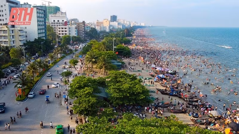 Biển Sầm Sơn Thanh Hoá đông nghịt khách, tuy nhiên không diễn ra tình trạng ùn tắc quá tải như mọi năm.