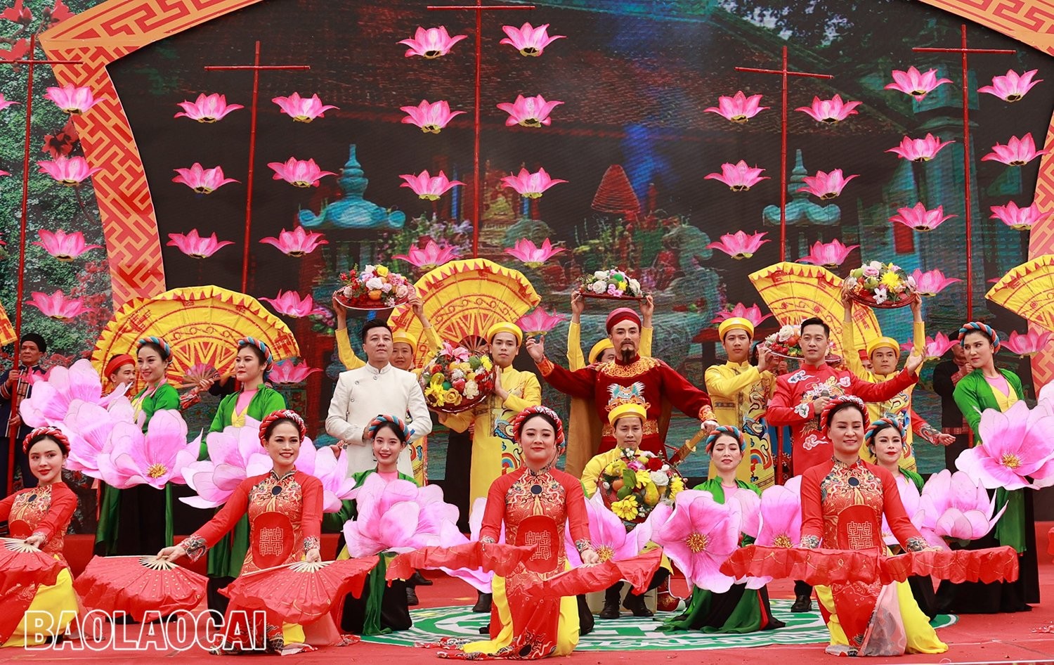 Lễ hội đền Thượng (thành phố Lào Cai) được tổ chức vào ngày Rằm tháng Giêng hằng năm, thể hiện lòng tôn kính, đạo lý uống nước nhớ nguồn và truyền thống văn hoá dân gian trong đời sống tinh thần của Nhân dân các dân tộc tỉnh Lào Cai và du khách đối với vị Anh hùng dân tộc - Quốc công tiết chế Hưng Đạo Đại vương Trần Quốc Tuấn. Ảnh: Ngọc Bằng z5188123169451-22c44d9743d07ba593f849eac9a5c25d-4910.jpg
