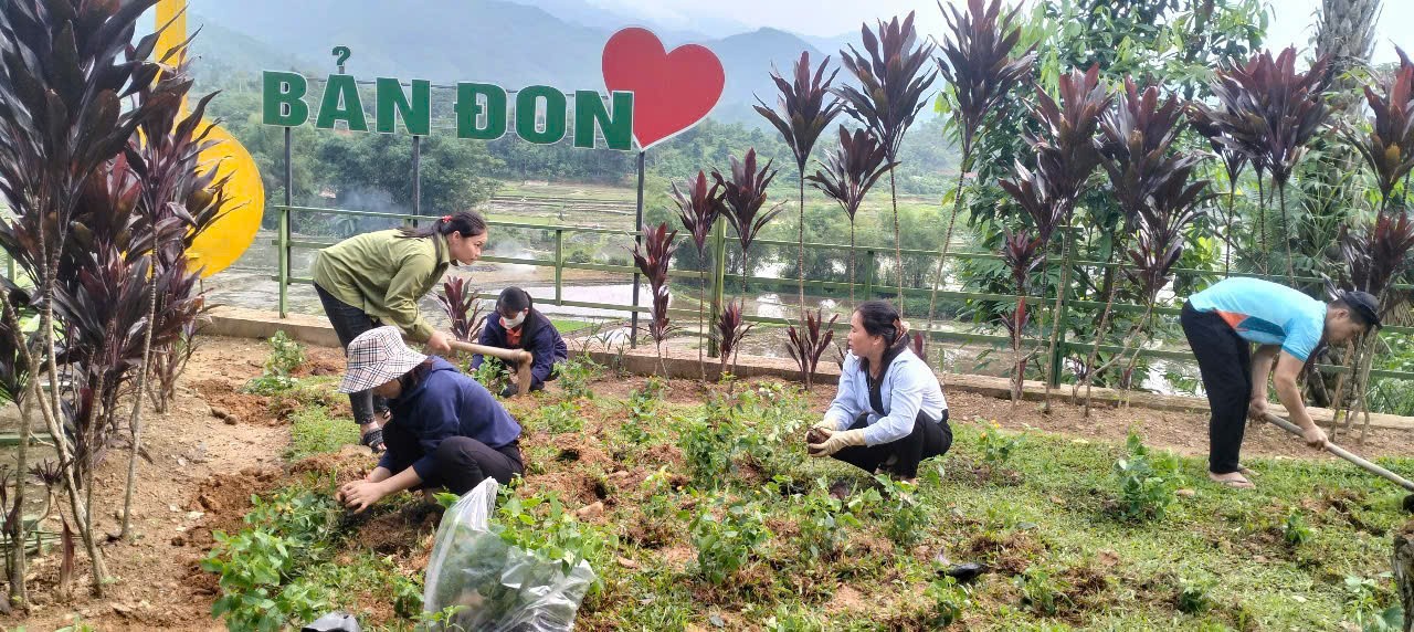 Người dân Nghĩa Đô tham gia trồng hoa tại điểm check-in Bản Đon. cac-ho-dan-trong-hoa-tai-cac-diem-check-in.jpg