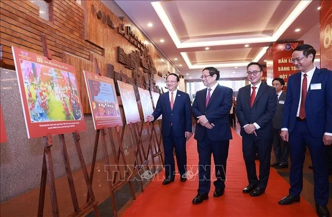 Thủ tướng Phạm Minh Chính tham quan trưng bày ảnh về quá trình hình thành và phát triển của Đài Tiếng nói Việt Nam.