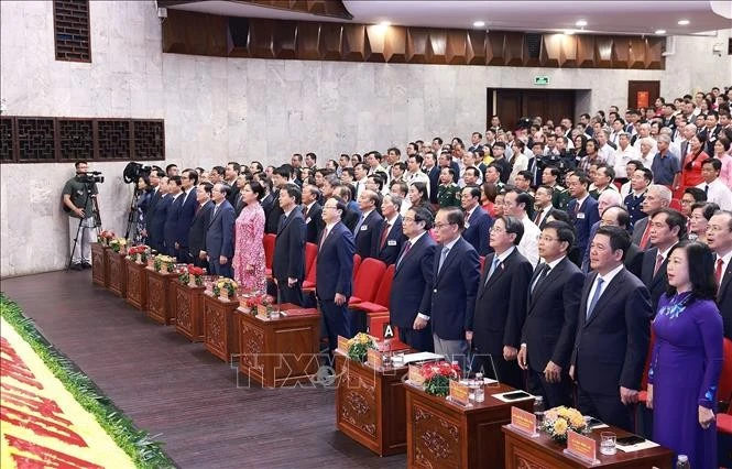 Thủ tướng Phạm Minh Chính và các đại biểu thực hiện nghi lễ chào cờ.