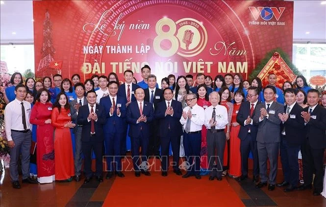 Thủ tướng Phạm Minh Chính với lãnh đạo, nguyên lãnh đạo, phóng viên, biên tập viên Đài Tiếng nói Việt Nam.