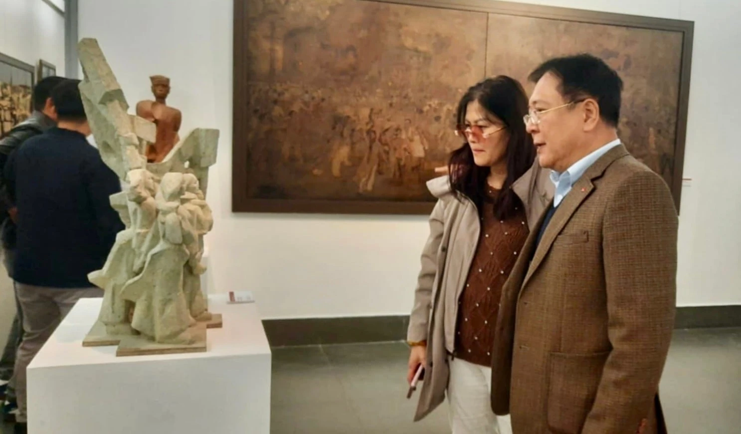 Thưởng lãm các tác phẩm.