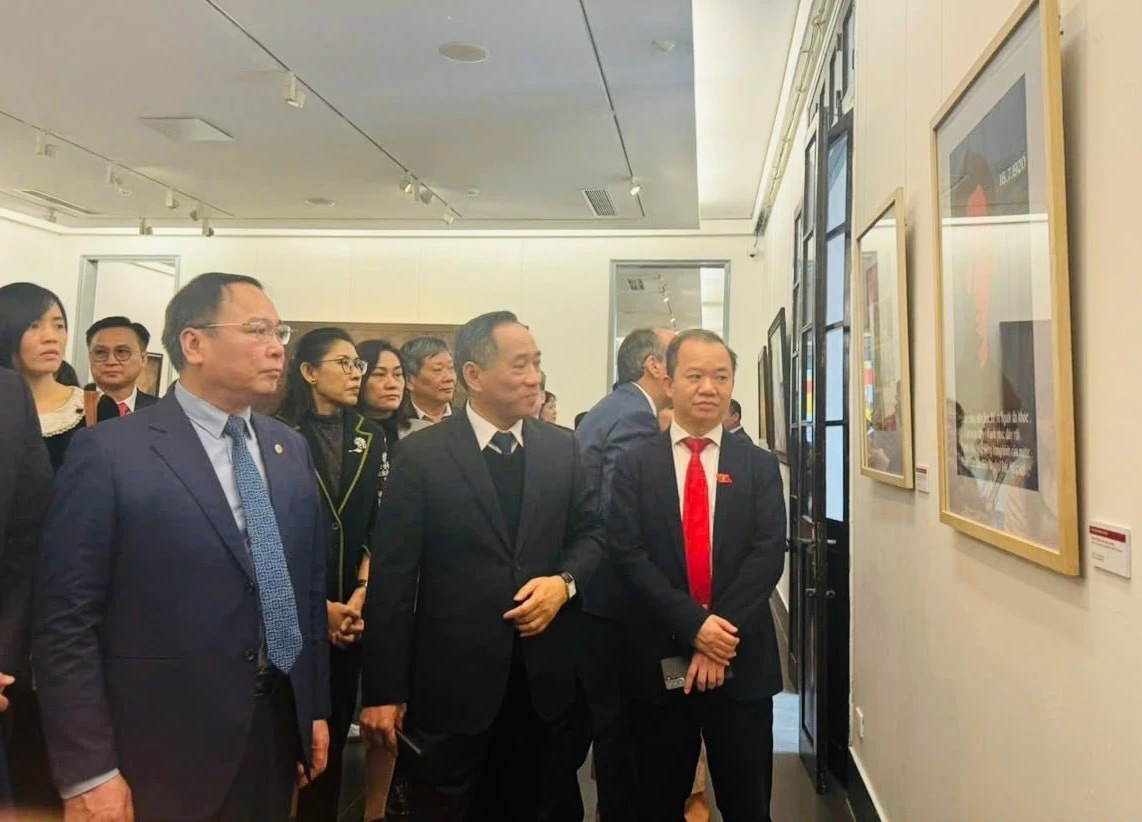 Các đại biểu tham quan triển lãm.