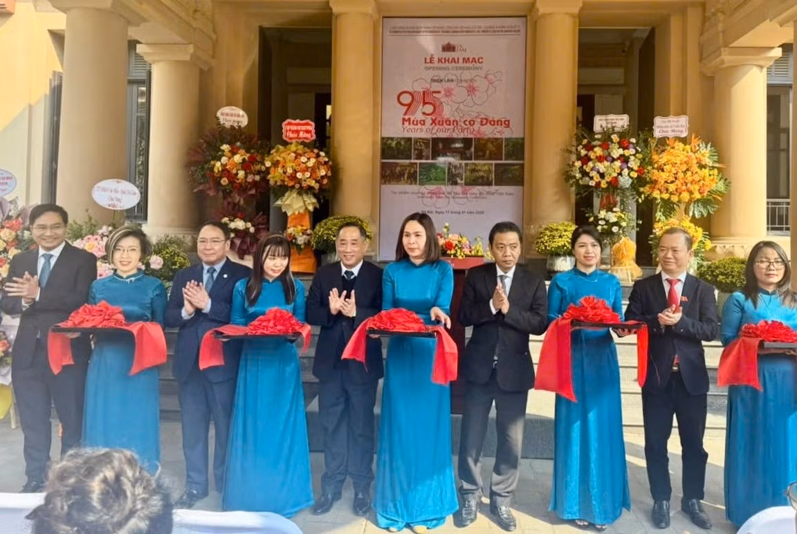 Khai mạc triển lãm "95 mùa xuân có Đảng".