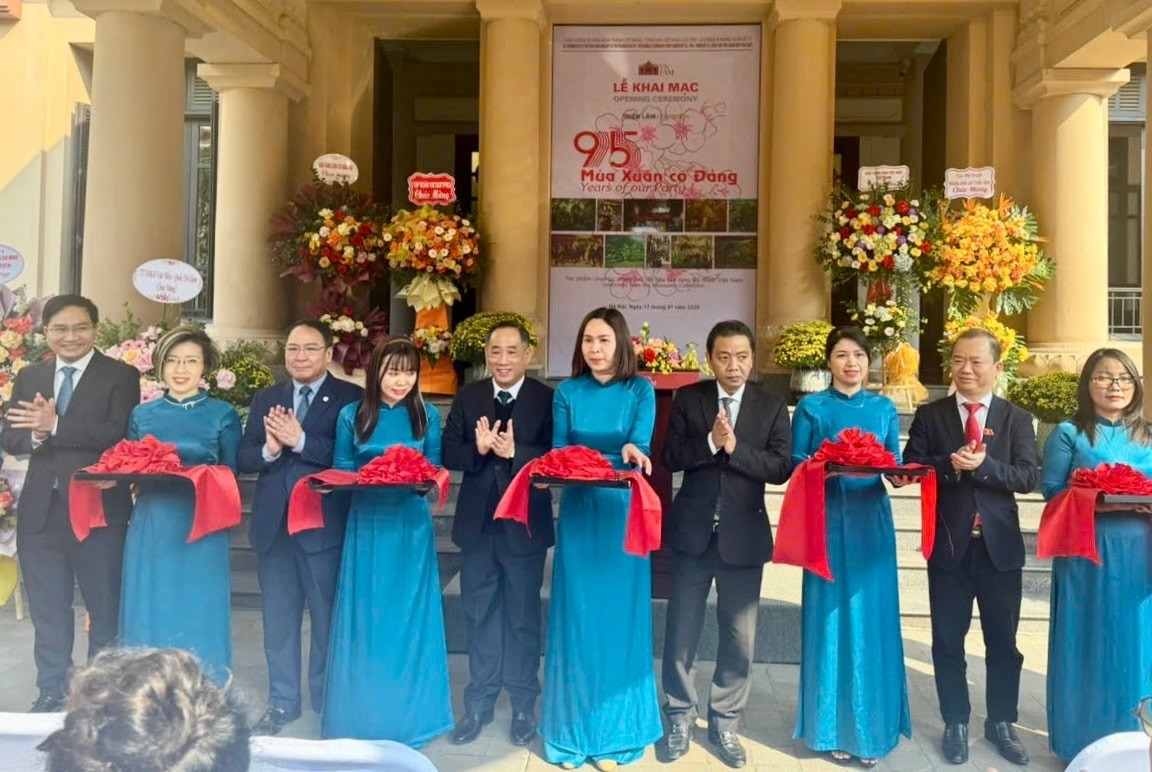 Khai mạc triển lãm "95 mùa xuân có Đảng". Khai mạc triển lãm "95 mùa xuân có Đảng".