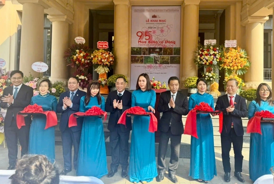 Khai mạc triển lãm "95 mùa xuân có Đảng".