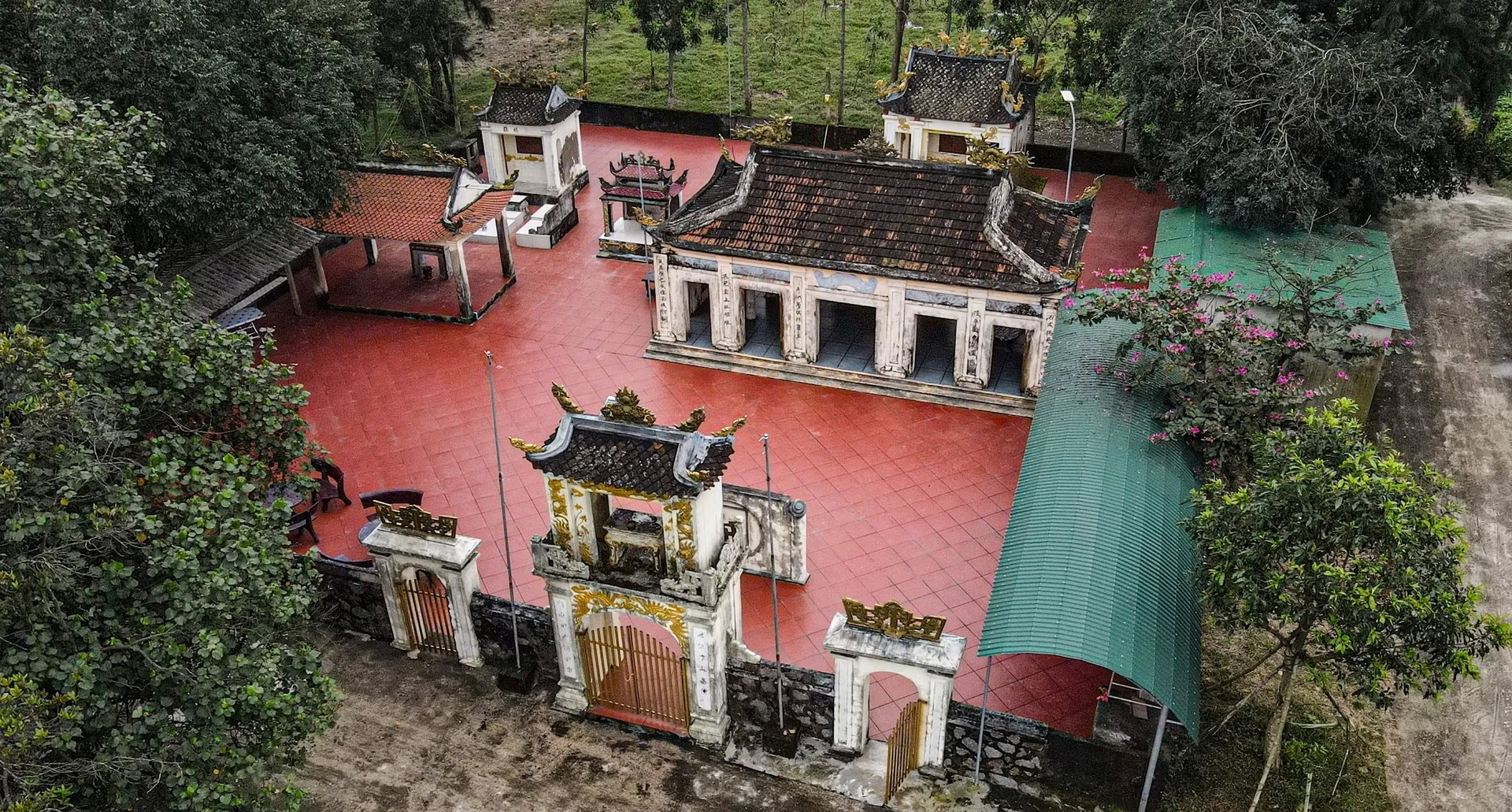 Đền Kinh Hạ được xây dựng vào đầu triều Nguyễn tại làng Kinh Hạ, nay thuộc khu phố Tiến Hưng (phường Thạch Hưng, thành phố Hà Tĩnh, tỉnh Hà Tĩnh). Ngôi đền ra đời trong bối cảnh tín ngưỡng thờ thủy thần, phát triển mạnh mẽ trong cộng đồng nông nghiệp Việt cổ, nhằm đáp ứng nhu cầu tâm linh của người dân sống ở vùng sông nước.