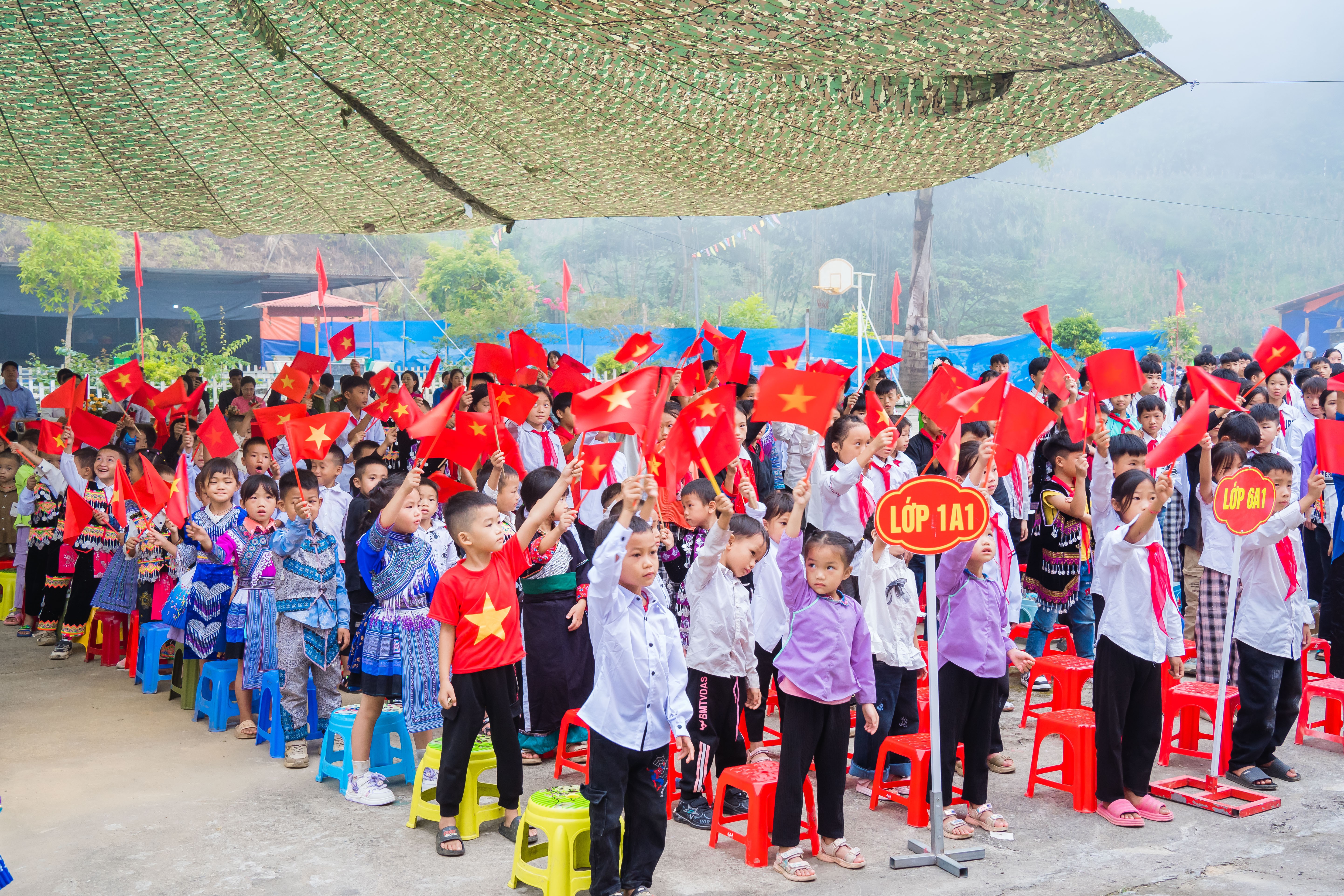 Không khí náo nức, hân hoan của ngày khai trường trở thành động lực để thầy và trò Mường Khương sẵn sàng bước vào năm học mới với quyết tâm cao, hứa hẹn nhiều thắng lợi mới trong công tác dạy và học.