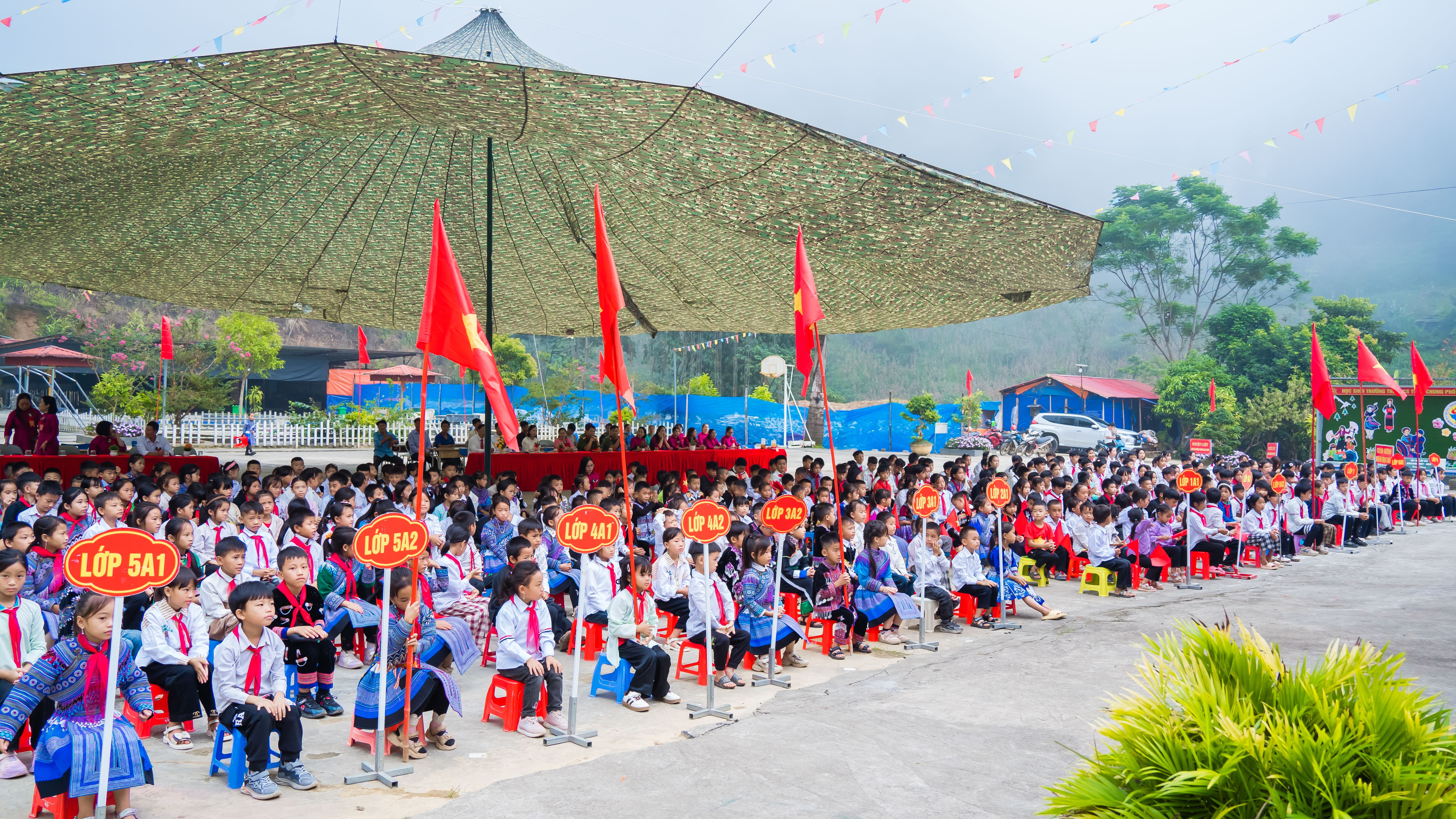 Năm học 2025 - 2026, toàn xã Mường Khương có 16 trường học với 235 nhóm lớp, 6.241 học sinh và hơn 500 cán bộ, giáo viên, nhân viên.