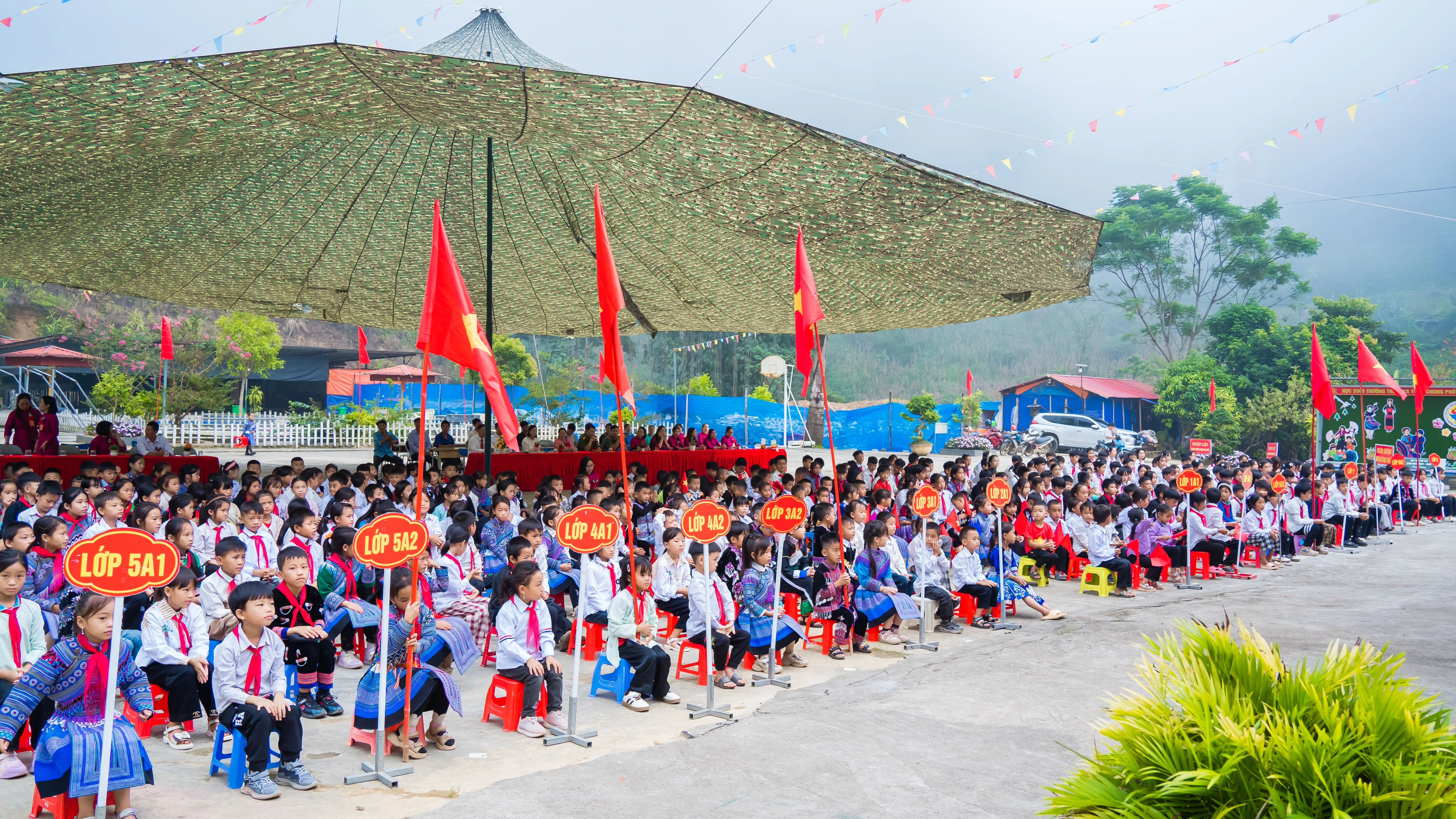 Năm học 2025 - 2026, toàn xã Mường Khương có 16 trường học với 235 nhóm lớp, 6.241 học sinh và hơn 500 cán bộ, giáo viên, nhân viên.