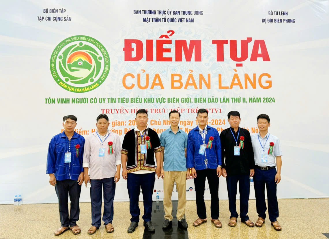 Cả 5 tấm gương trong loạt bài viết này đều đã được vinh danh trong Chương trình "Điểm tựa của bản làng" - tôn vinh người có uy tín tiêu biểu khu vực biên giới, hải đảo. 7-3.jpg