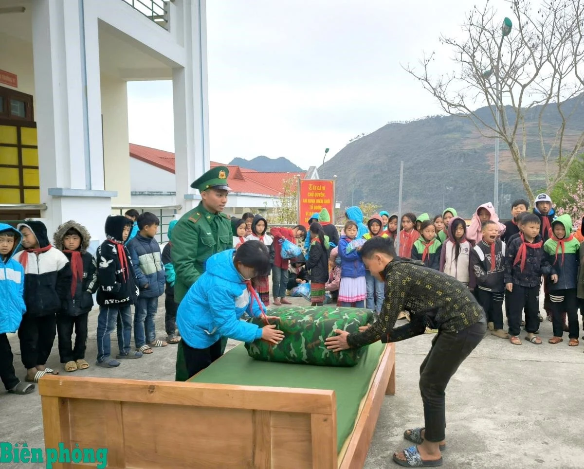 Các em học sinh thực hành gấp chăn màn trong Chương trình “Tiết học biên cương” do Đồn Biên phòng Lũng Cú tổ chức.